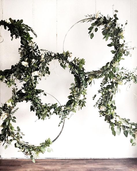 DIY I Do-ers: You Could *Totally* Make these Wedding Backdrops - Green Wedding Shoes Diy Wedding Wreath, Wedding Photo Background, Rustic Wedding Decorations, Boda Diy, Backdrop Diy, Diy Wedding Backdrop, Fleurs Diy, Wedding Lanterns, Wedding Wreaths