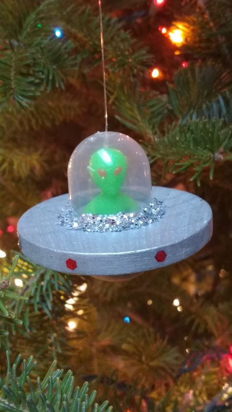 Alien Space Ship Ornamentchristmas Ornamentglow in the - Etsy Alien Decor, Dark Sci Fi, Ornament Tree, Christmas Ornament Crafts, Christmas Tree Themes, Ornament Crafts, Xmas Ornaments, Christmas Aesthetic, Ornament Christmas