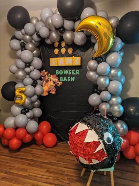 Super Mario bowser party balloon garland backdrop with chain chomp piñata 5th birthday party ideas Mario Backdrop Ideas, Bowser Birthday Party Decorations, Mario Birthday Party Bowser, Bowser Jr Birthday Party, Bowser Theme Party, Bowser Party Decorations, Bowser Birthday Party Ideas, Bowser Party Ideas, Bowser Birthday Party