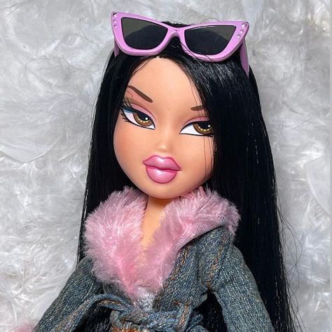 bratzplaylist en TikTok Bratz Early 2000s, Bratz Doll Pink Outfit, Bratz Doll Jasmine, Latina Bratz Doll, Bratz Jade Aesthetic, Bratz Dolls Jade Outfit, Jade Bratz Aesthetic, Bratz Makeup Inspired, Bratz Profile Picture