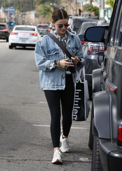 Leggings Jean Jacket Outfit, Oversized Blazer Outfit Casual, Oversized Denim Jacket Outfit, Denim Shirt Outfit, Blazer Outfits Casual, Jacket Outfit Women, Celebrity Casual Outfits, Fest Outfits, Denim Jacket Outfit