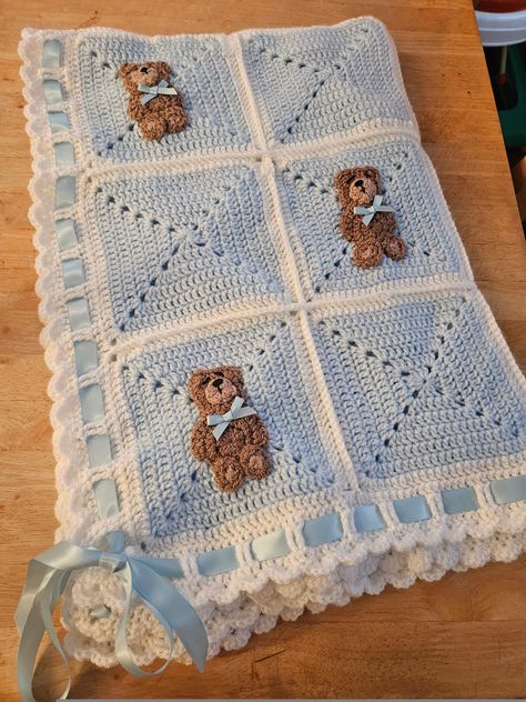 Beautiful handmade baby blanket with teddy bears. Blanket can be made in any colour combination just type in comments which colour you would like. Machine washable at low temperature. Small Baby Crochet Projects, Crochet Bed Blanket, Crochet Cute Blanket, Crotchet Baby Blankets, Baby Blanket Chrochet, Baby Blanket Ideas Crochet, Easy Baby Crochet Projects, Crochet Blanket Fir Baby, Crochet Bkanket Art