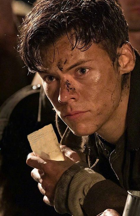 Harry Styles Wet Hair Photoshoot, Harry Styles Serious, Harry Styles In Dunkirk, Harry Styles Movie, Dunkirk Harry, Harry Styles Dunkirk, One Direction Fotos, Gambar One Direction, Harry 1d