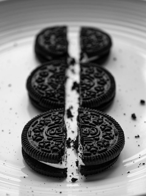 Oreo Food Photography, Black And White Food Photography, Composition Photography Ideas, Oreo Photography, Product Photography Ideas At Home, Symmetrical Photography, Photography Food Art, Oreo Sandwich, Symmetry Photography