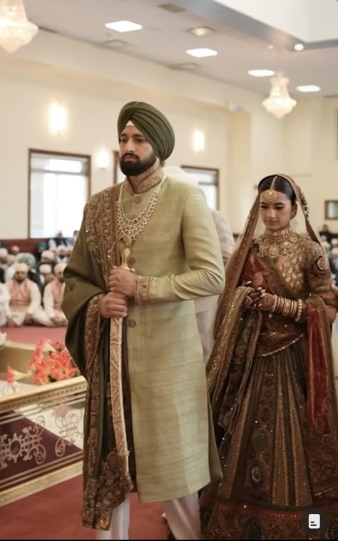 Punjabi Bride And Groom Outfits, Punjabi Engagement Outfit Ideas, Punjabi Wedding Colour Scheme, Punjabi Groom Outfit Sherwani, Sikh Groom Outfit, Punjabi Engagement Outfit, Groom Engagement Outfit Indian, Punjabi Wedding Outfits, Sikh Groom