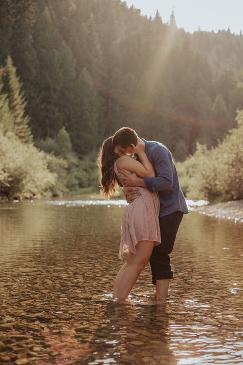 Cute River Pictures, Engagement Pictures In Water, Riverside Engagement Pictures, River Photoshoot Ideas Couple Photos, River Couple Pictures, Couple Water Photoshoot, Water Couple Photoshoot, Engagement Photos Riverside, Riverside Couple Photoshoot