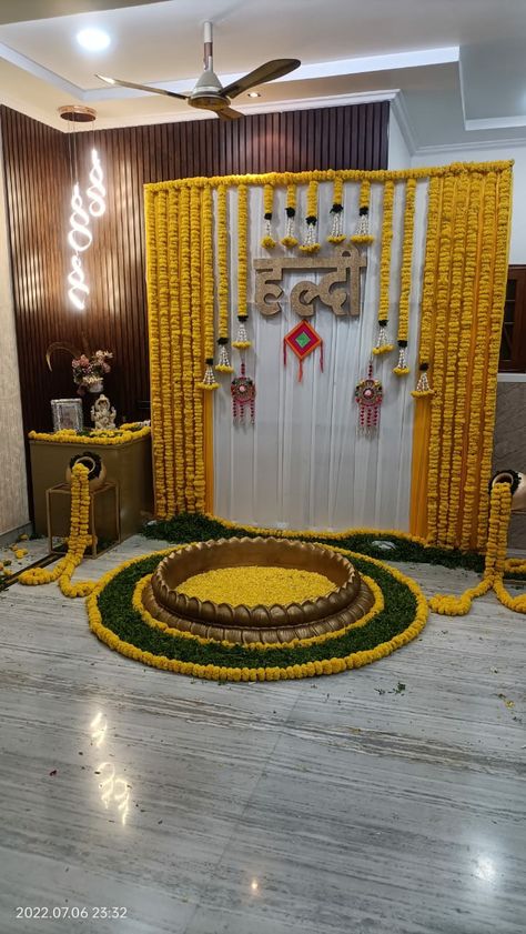 Bale Shastra Decoration, Shadi Vala Ghar Decorations, Haldi Setup Decor At Home, Haldi Simple Decoration At Home, Haldi Stage Decoration At Home, Haldi Ceremony Decorations At Home Simple Muslim, Shadi Wala Ghar Decor, Haldi Ceremony Decorations Indoor, Simple Home Wedding Decor