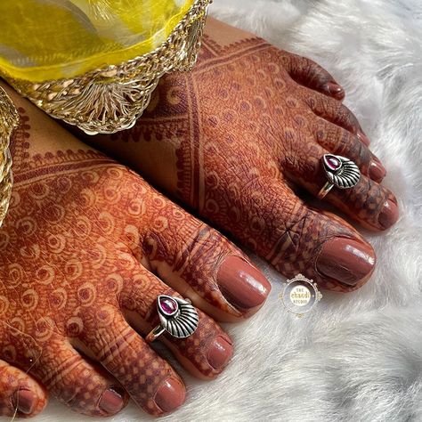 Indian Mehndi, Chalcedony Bracelet, Delicate Gold Jewelry, Sterling Silver Toe Rings, Best Mehndi, Blouse Designs Silk, Silver Toe Rings, Jewellery Indian, Saree Design