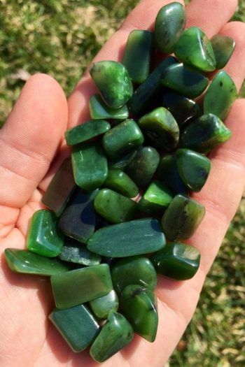 Jade Meaning, Verde Jade, Jade Crystal, Pretty Rocks, Nephrite Jade, Trik Fotografi, Minerals And Gemstones, Rocks And Gems, Jade Stone