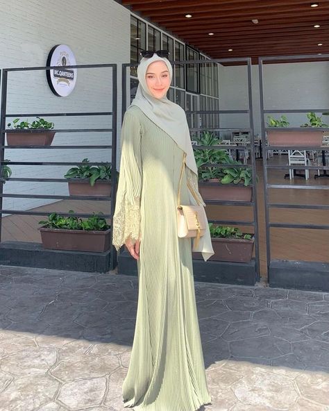 Ootd Kondangan Dress, Style Kondangan Hijab, Dress Kondangan Hijab, Bridesmaids Hijab, Winter Soiree, Jilbab Outfits, Hijabi Gowns, Elegant Fashion Outfits, Muslimah Style