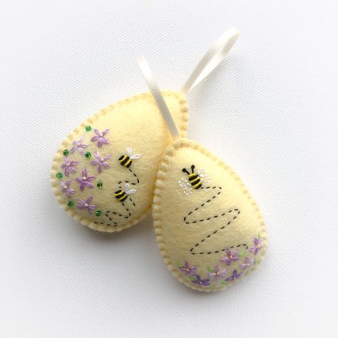 Easter Egg Felt Ornaments, Felted Easter Decorations, Felt Eggs Easter, Embroidered Easter Eggs, Easter Embroidery Patterns Free, Easter Ornaments Diy Ideas, Spring Adult Crafts, Easter Embroidery Ideas, Easter Sewing Ideas