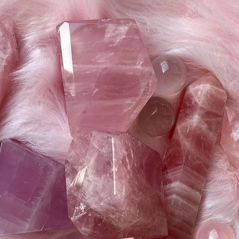 Effe 🌙🔮 on Instagram: "Every crystal girl needs some rose quartz… 🌸💘💖💕💓🌺🌷🎀" Aphrodite Altar, Rosé Core, Crystal Girl, Skin Color Palette, Girl Needs, Aphrodite, Skin Color, Rose Quartz, Color Palette