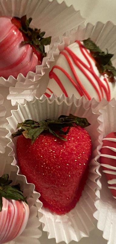 chocolate covered strawberries long island ny Chocolate Covered Fruit, Kawaii Cooking, Food Babe, Yummy Comfort Food, Easy Baking Recipes Desserts, Delicious Snacks Recipes, Food Goals, Covered Strawberries, Cute Desserts