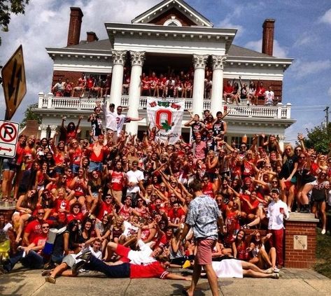 Fraternity House, Buckeye Nation, Osu Buckeyes, Frat Parties, College Sorority, Super Party, Party Aesthetic, College Aesthetic, College Parties