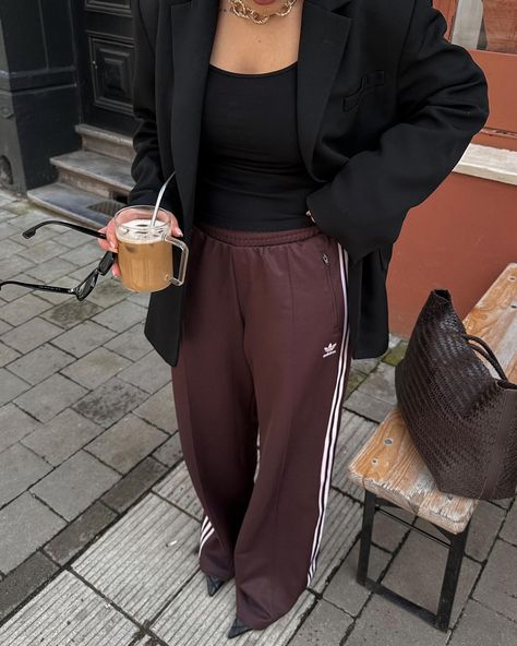 Brown Track Pants Outfit, How To Style Adidas Pants, Adidas Track Pants Outfit, Adidas Pants Outfit, Trend 2025, Brown Adidas, Track Pants Outfit, Trends 2025, Sporty Pants