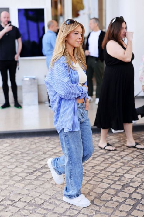 Baggy Shirt And Jeans, Sydney Sweeney Outfits, Scandi Fashion, Baggy Shirt, Street Fits, Sydney Sweeney, She Left, Fashion Icons, Celebrity Street Style