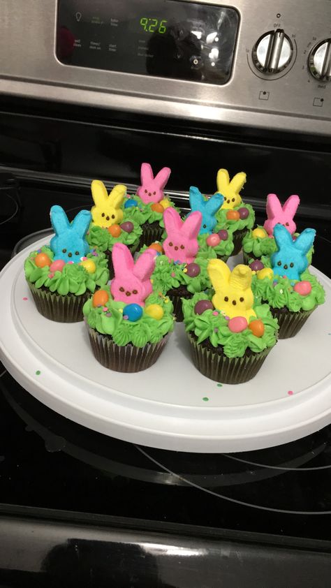 Easter cupcakes 🐰🧁 Easter Basket Cupcakes Ideas, Easter Egg Cupcakes Ideas, Peeps Cupcake Ideas, Chocolate Cake For Easter, Diy Easter Cupcakes Ideas, Easter Decorated Cupcakes, Easter Bunny Cupcakes Ideas, Easter Cupcake Ideas Easy, Easter Cupcake Decorating Ideas