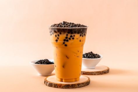 Thai Tea Boba, Iced Matcha Green Tea, Boba Tea Recipe, Bubble Drink, Ice Drink, Thai Milk Tea, Bubble Tea Recipe, Homemade Bubbles, Boba Drink