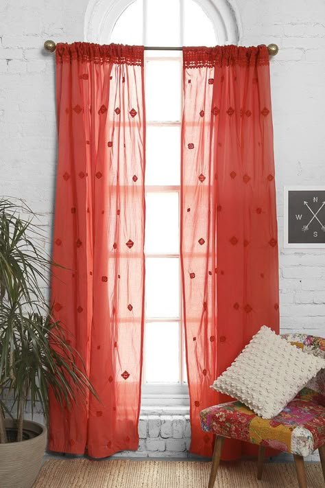 Saree Curtains Ideas, Boho Chic Interior Design, Urban Outfitters Curtains, Indian Curtains, Indian Bedroom Decor, Shabby Chic Curtains, Magical Thinking, Boho Curtains, Apartment Essentials