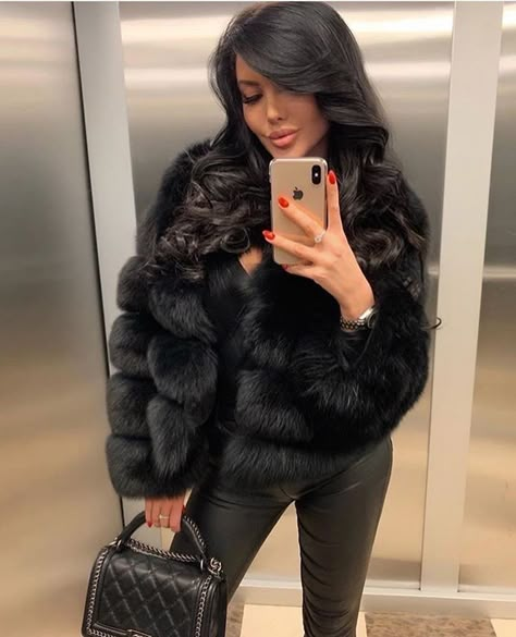 Short Fur Coat, Girls Fur Coat, Black Fur Coat, Girls Fur, Real Fur Coat, Mob Wife, Winter Fits, Fur Fashion, Puffy Sleeves