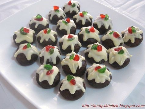 Christmas Pudding Truffles, Mini Xmas Cakes, 3 Ingredient Fruit Cake, Pudding Balls, Xmas Breakfast, Choc Pudding, Mini Christmas Puddings, Christmas Desert, Mini Christmas Cakes