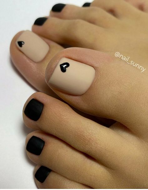 Black Design Pedicure, Nail Art For Leg Nails, Pedicure Ideas For Wedding, Pedicure Ideas Matte, Leg Gel Polish Design, Black Toe Designs, Toe Art Designs Toenails, Black And White Pedicure Toenails, Goth Pedicure Ideas