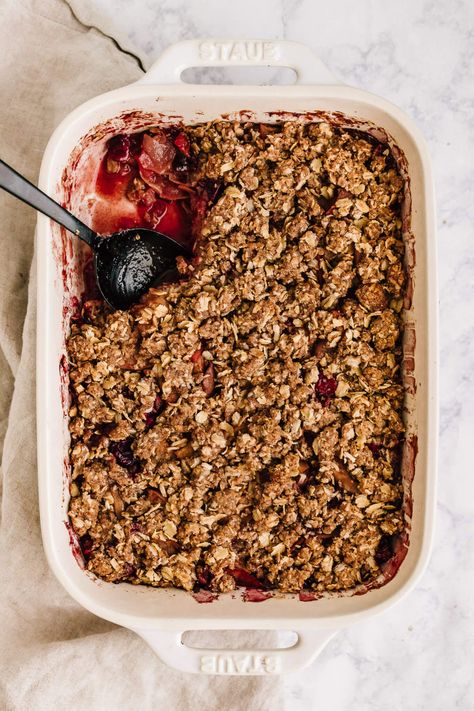 Healthy Apple Cranberry Crisp (Gluten-Free + Vegan) Cranberry Breakfast, Cranberry Crumble, Gluten Free Winter Desserts, Fresh Cranberries Recipes, Vegan Cranberry Dessert, Vegan Cranberry Dessert Recipes, Pear Apple Cranberry Crisp, Apple Cranberry Crisp Recipe With Oats, Gluten Free Vegan Apple Crisp