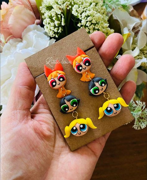 Porcelanicron Ideas, Clay Designs, Clay Keychain, Clay Magnets, Polymer Clay Flower Jewelry, Diy Earrings Polymer Clay, Handmade Clay Jewelry, Tanah Liat, Clay Crafts Air Dry