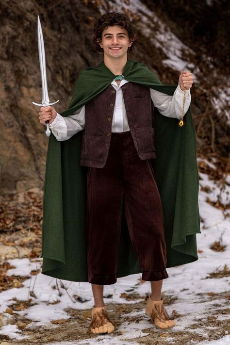 The Lord of the Rings costume is made from a combination of cotton, elastic, polyester, and spandex for comfort and durability. The exclusive outfit resembles the one Frodo wears in the movies, including a black cloak that fastens with an Elvish leaf clip. The Lord of the Rings cloak is green and fastens with an Elvish leaf clip. #men #halloween #costume #halloween_costumes_that_are_cool Hobbit Costumes, Ring Wraiths, Hobbit Costume, Ace Ventura Costume, Kiss Costume, Troll Costume, Addams Family Costumes, Villain Costumes, Scary Costumes