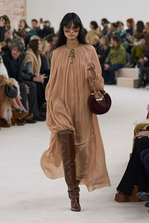 Chloe Style Outfit, Chloe Ss 2024, Fall 24 Runway, Fall 2024 Ready To Wear, Chloe Aw24, Fashion Week 2024 Runway Trends, Chloe Fw 2024, Runway Fall 2024, Fashion Trends Fall 2024/2025