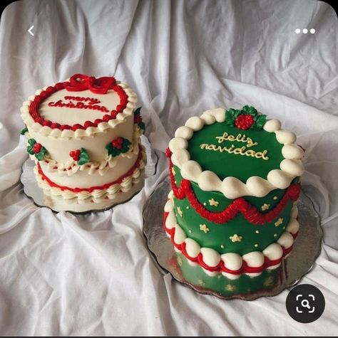 Christmas Cakes Aesthetic, Ribbon Piping On Cake, Merry Birthday Cake, New Year Cake Aesthetic, Christmas Cake Vintage, Merry Christmas Cake Design, Christmas Baking Ideas Cupcakes, Fun Christmas Cakes, Christmas Heart Cake