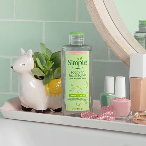 Discover everything you ever wanted to know about skin toner, including how, why and when to use a toner. Find our simple tips on how to apply toner here. How To Apply Toner, Simple Toner, How To Use Toner, What Is Skin, Skincare Business, Skin Advice, Alcohol Free Toner, Simple Skincare Routine, Skin Toner