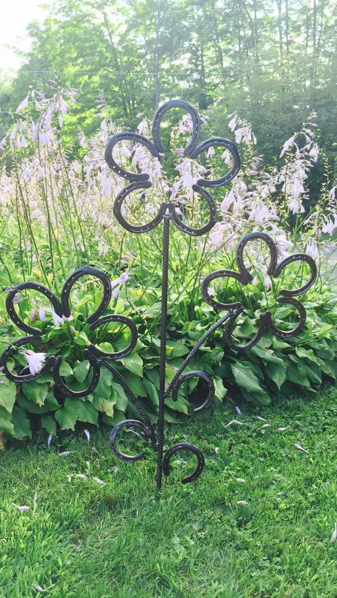 Facebook Lukes Metal Art Horseshoe Yard Art Welding Projects, Welding Art Flowers, Horse Shoes Crafts, Horseshoe Flowers, Cool Welding Projects, Horseshoe Crafts Projects, Steel Welding, Welding Crafts, Horseshoe Projects