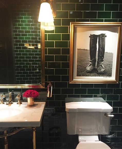 Ralph's coffee & Bar in polo Ralph Lauren / Paris Polo Bar Bathroom, Ralph Lauren Powder Room, Ralph Lauren Polo Bar, Cool Bar Bathrooms, Ralph Lauren Bathroom Ideas, Ralph Lauren Aesthetic Home, Ralph Lauren Bathroom, British Style Interior, Ralph Lauren Interior Design