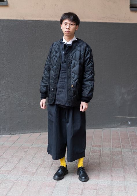 Yellow Socks Outfit, Minimalism Outfit, Hel Looks, Traditional Japanese Clothing, Yellow Socks, Taylor Swift Shirts, Japanese Clothing, Urban Outfitters Skirt, Street Style Blog