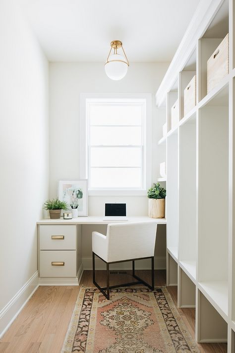 Coastal Home Office, Mudroom Cubbies, Beach Style Bathroom, Modern Desk Chair, Blue Ceilings, Mudroom Design, Laundry Mud Room, Coastal Farmhouse, Built In Desk