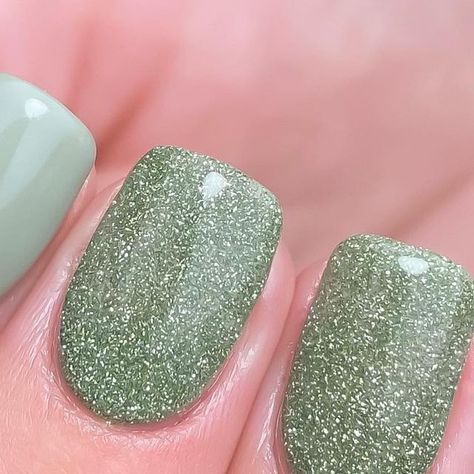 𝗕𝗬 𝗦𝗔𝗥𝗔𝗛 Nail Artist & Educator on Instagram: "Glistening Green ✨🍃 Swipe for flash on 👉🏼 Painted with @magpie_beauty Rosemary & Thyme with Estelle light reflective glitter ✨" Sage Green Nails Glitter, Light Green Sparkle Nails, Glitter Nails Green, Green Sparkly Nails, Green Glitter Nails, White Sparkle Nails, Glitter Pedicure, Glittery Nails, Nail Idea