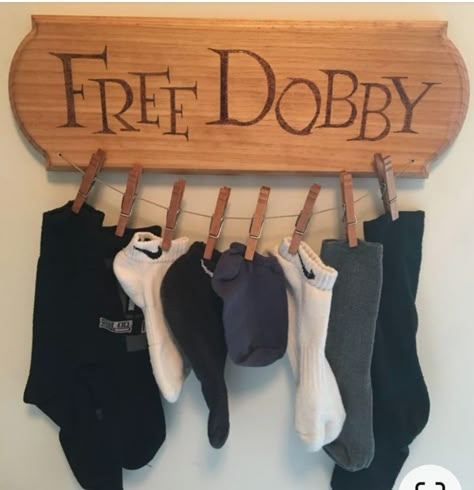 Lotr Room Ideas, Harry Potter Interior Design, Bathroom Signs Diy, Harry Potter Ideas, Dobby Sock, Harry Potter Bathroom, Harry Potter Party Decorations, Harry Potter Christmas Decorations, Harry Potter Free