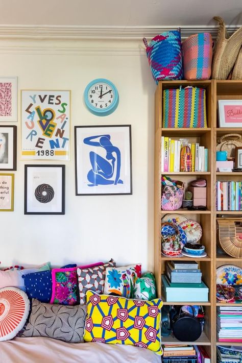 bright, colourful and cool gallery wall idea in a flat share in London. The house is packed full or wonderful colourful, bright home decor and interior design inspiration Retro Maximalist Bedroom, Funky Bedrooms, Dream Bookshelves, Funky Bedroom, Maximalist Bedroom, Floor To Ceiling Bookshelves, Flat Share, Rental Home Decor, Gallery Wall Ideas