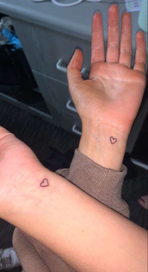 Simple Cousin Tattoos, Matching Bsf Tattoo Ideas, Shared Tattoo Ideas, Best Friend Soulmate Tattoos, Tattoo For Bff, Matching Line Tattoos, Matching Tattoo Sisters, Sister Small Tattoos, Sis Tattoo Ideas