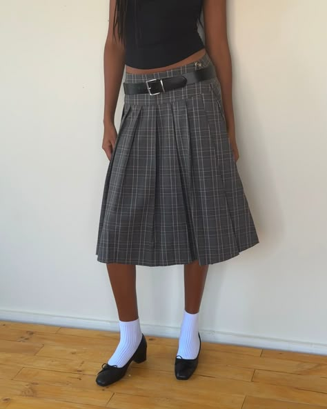 bottoms (2023) Check Midi Skirt Outfit, Understandable Have A Nice Day, Long Pleated Skirt Outfit, Academic Overachiever, Pleated Midi Skirt Outfit, Stylish Midi Skirt, Corporate Wardrobe, 80s Clothes, Grey Pleated Skirt