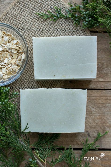 Cedarwood and Oatmeal Soap Recipe - This simple natural soap features oatmeal, for visual texture and to soften skin as it gently exfoliates; French green clay, for a natural green color and mild cleansing properties; along with cedarwood Atlas essential oil for a clean woodsy scent. Oatmeal Soap Recipe, Diy Soap Recipe, Săpunuri Handmade, Cold Process Soap Recipes, Coconut Soap, French Green Clay, Oatmeal Soap, French Green, Soap Recipe