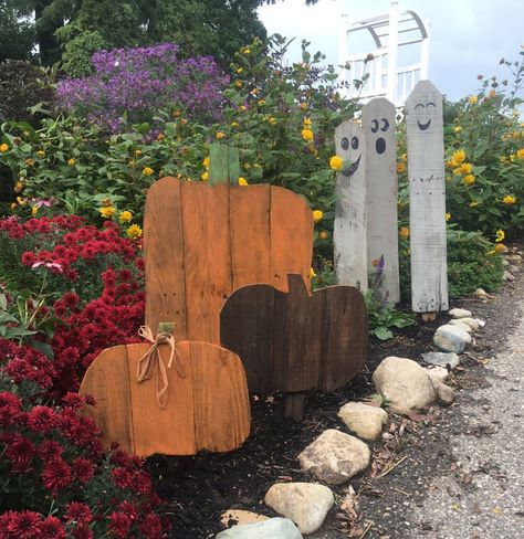 Set of 3 Wooden Pumpkins Decor-Wood Pumpkin Door Hanger-Rustic | Etsy Rustic Pumpkin Decor, Wood Ghost, Painting On Pallet Wood, Pallet Pumpkin, Fall Pallets, Rustic Halloween Decor, Halloween Yard Art, Fall Wood Crafts, Halloween Wood Crafts