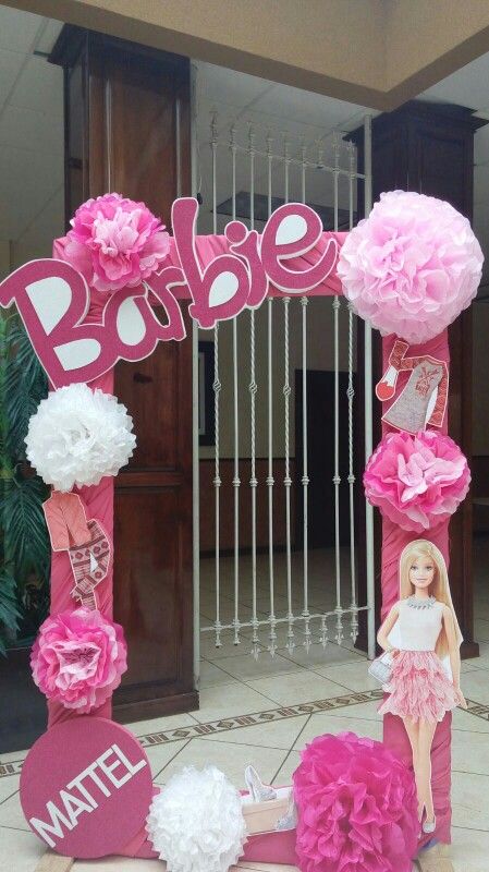 Barbie marco para fotos! Barbie School Decoration, Barbie Campaign Ideas, Barbie Party Setup, Trunk Or Treat Barbie, Barbie Trunk Or Treat Ideas, Barbie Party Decorations Ideas, Barbie Trunk Or Treat, Barbie Decorations, Barbie Bday