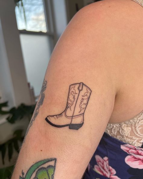 two really fun ones for Alli 😍 love the flash piece we did but this cowboy boot is really doing it for me 😍😍 which one is the star??? 🤩 #chicagotattooartist #chicagotattoo #chicagoartist #designbysyd