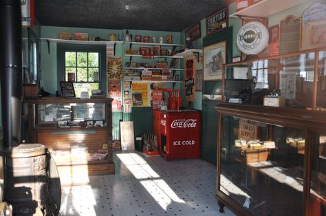 gas stations in the 1940s | Sandford Iowa 1932 Gas Station Interior, Hannibal Missouri, 50s Art, Dolls House Shop, Gas Service, Old Gas Stations, American Interior, Formula Uno, Garage Interior