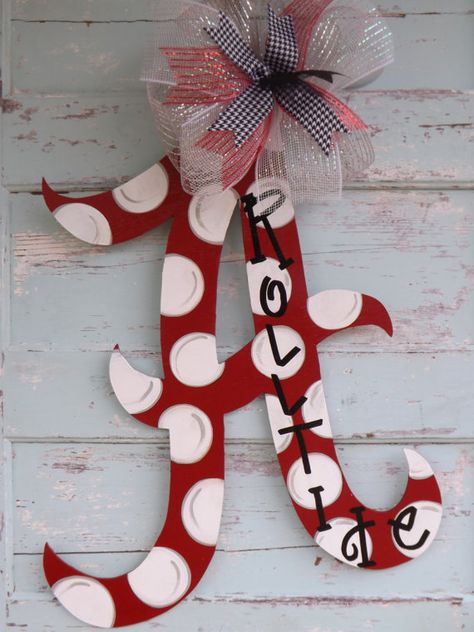 Hey, I found this really awesome Etsy listing at https://www.etsy.com/listing/166578016/alabama-door-hanger-roll-tide-door Crimson Tide Decor, Alabama Door Hanger, 3 Wreaths, Letter Door Hanger, Alabama Crafts, Alabama Wreaths, Sports Ornaments, Letter Door Hangers, Door Letters