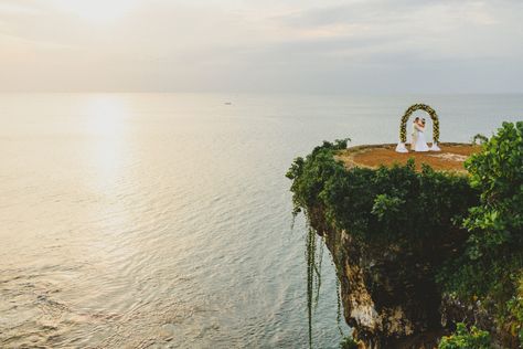 Bali Cliff Wedding // Mckayleigh & Brady Wedding by Kadek – Diktat Photography Bali Cliff Wedding, Cliff Elopement, Wedding Bali, Barbados Wedding, Cliff Wedding, Beach Dinner, Bali Wedding, Future Wedding Plans, Best Sunset