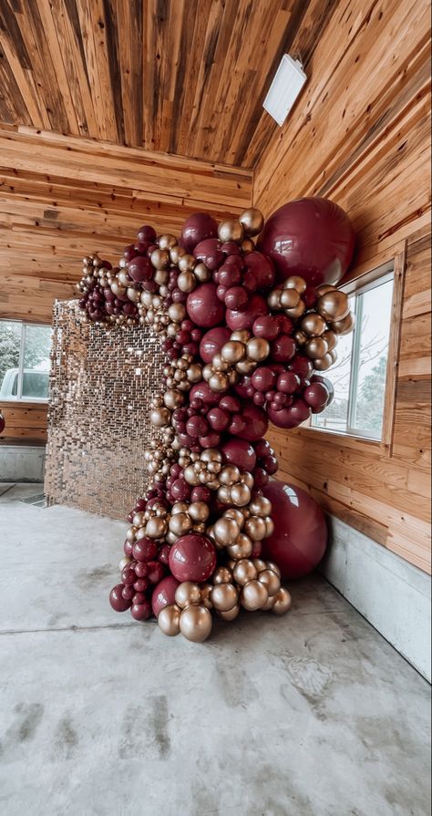 Maroon Birthday Decorations, Maroon Balloon Garland, Burgundy Decor, Black And Gold Balloons, Shimmer Wall, Beautiful Decorations, Wine Event, Balloon Ideas, Green Balloon