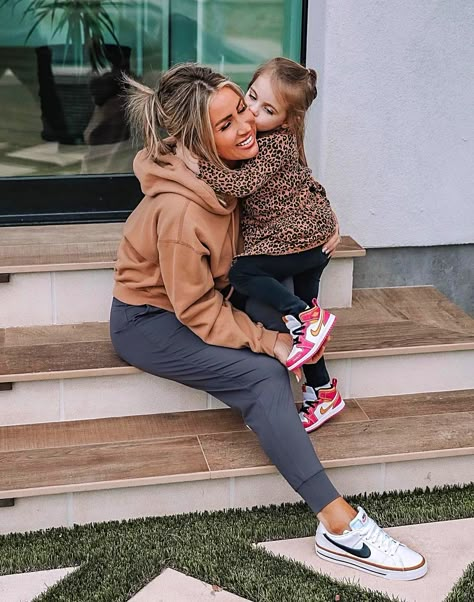 Mom Tennis Shoes Outfits, Fall Outfits Tennis Shoes, Outfits With Nike Court Legacy Shoes, Nike Legacy Court Outfit, Summer Jogger Outfits, 70 Degree Weather Outfit Casual, Nike Court Legacy Outfit, Court Outfits, 70 Degree Weather Outfit